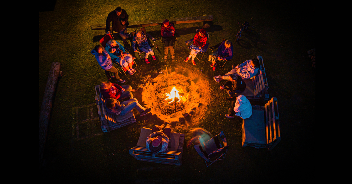 Soirée autour du feu de camp 