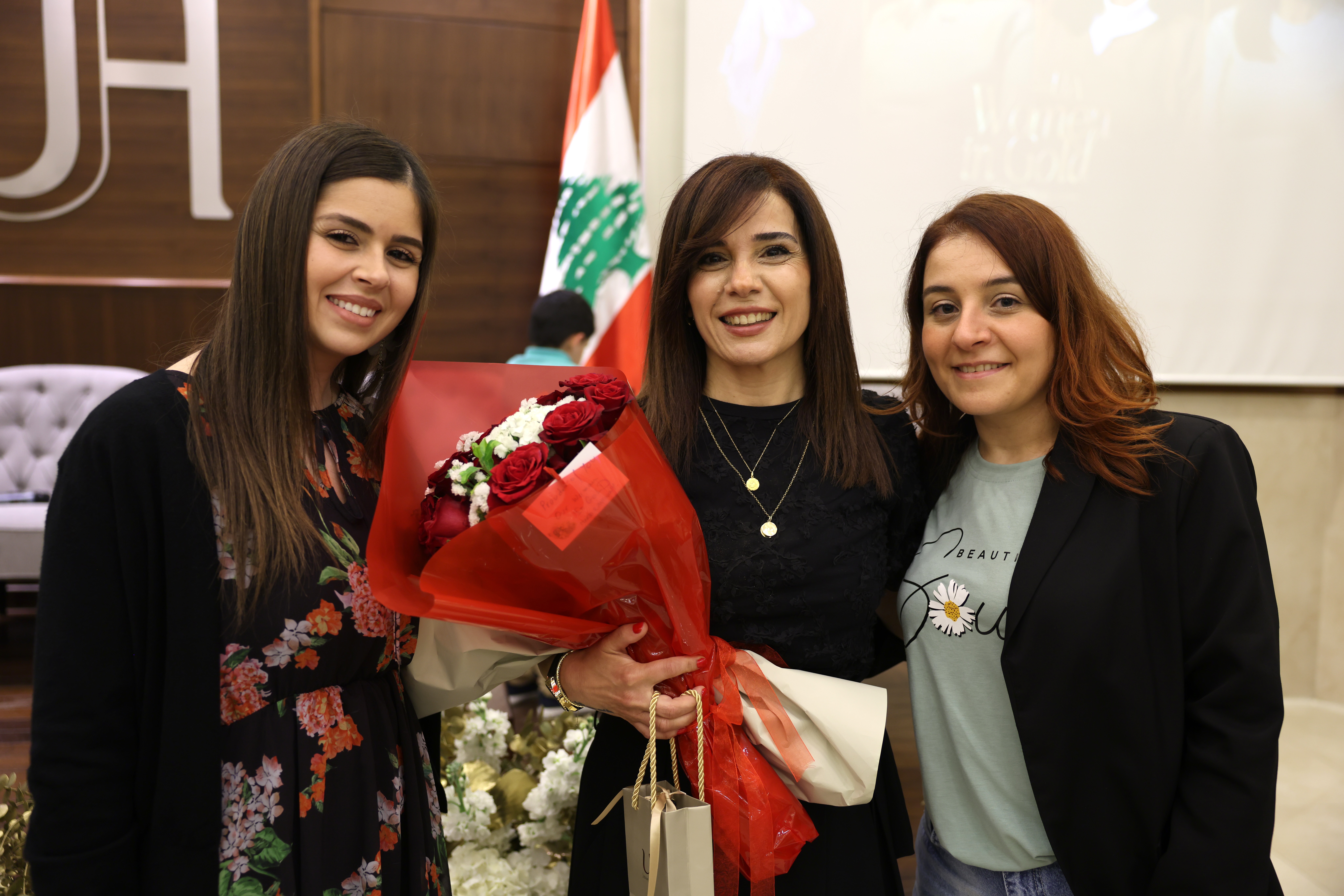 /Gallery/EnglishWebsite/News/Womeningold3/51.JPG